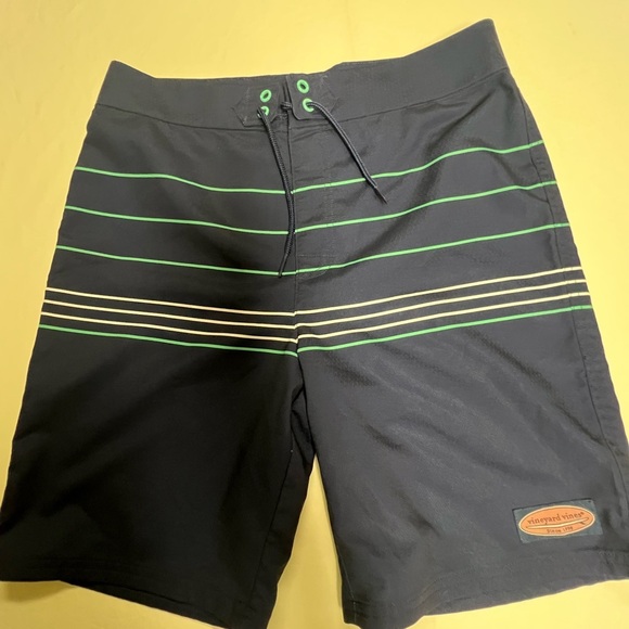 VINEYARD VINES BOYS BOARD SHORTS LARGE (16) NAVY BLUE W/GREEN & WHITE STRIPES - Picture 1 of 12